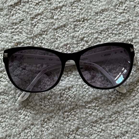 EUC/GENTLY WORN BCBGMAXAZRIA “Date Night” sunglasses with case & cleaning cloth - Picture 2 of 16